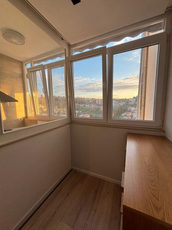 🏡 Apartament 1+1, 53m², i rinovuar totalisht dhe i mobiluar. 📍 Te Vilat Gjermane, 5 min nga Universiteti i Ekonomikut. 💰 45.000 Lek/muaj.