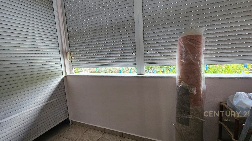 APARTAMENT 2+1 NË SHITJE TEK FUSHA E SPORTIT, ALI DEMI