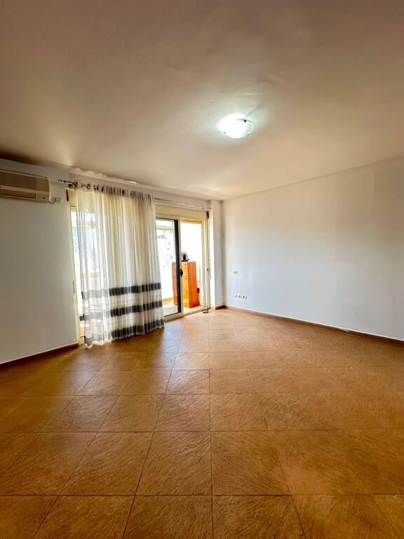 Jepet me Qera ,Apartament 3+1+2, Bosh ,ne qender