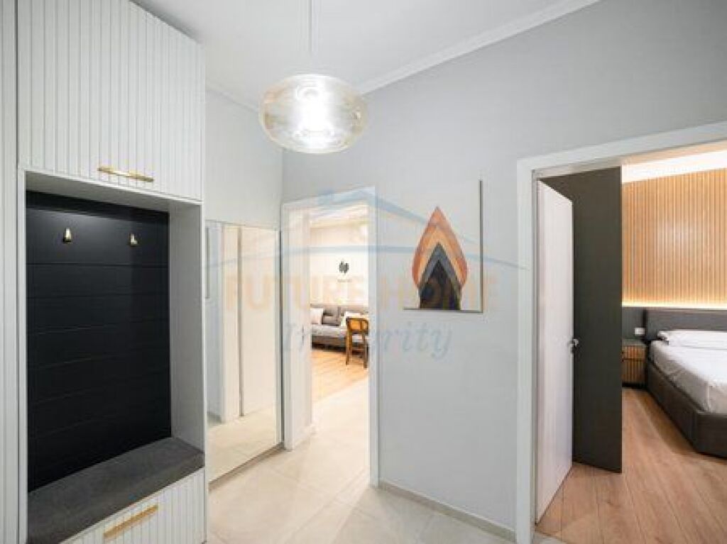 Shitet, Apartament 2+1, Rruga Hoxha Tahsim, Tiranë.