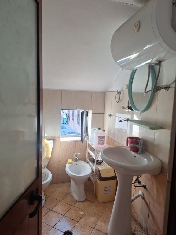 Apartament 1+1 me qera tek Medreseja, vlera 35 000 leke