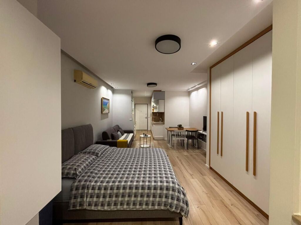 🏡 Apartament 1+1, 53m², i rinovuar totalisht dhe i mobiluar. 📍 Te Vilat Gjermane, 5 min nga Universiteti i Ekonomikut. 💰 45.000 Lek/muaj.