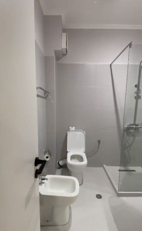 Jepet  me qera apartament  2 +1+2  Kristal centërr