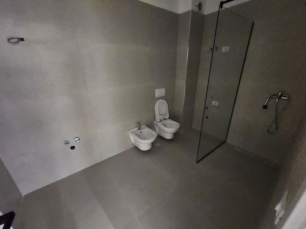 Shitet,Apartament 2+1 me Post Parkimi, Liqeni i Thate