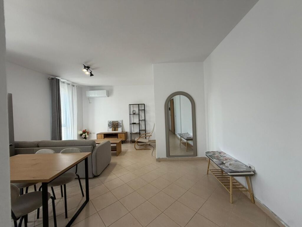 Appartamento in affitto a Komuna e Parisit