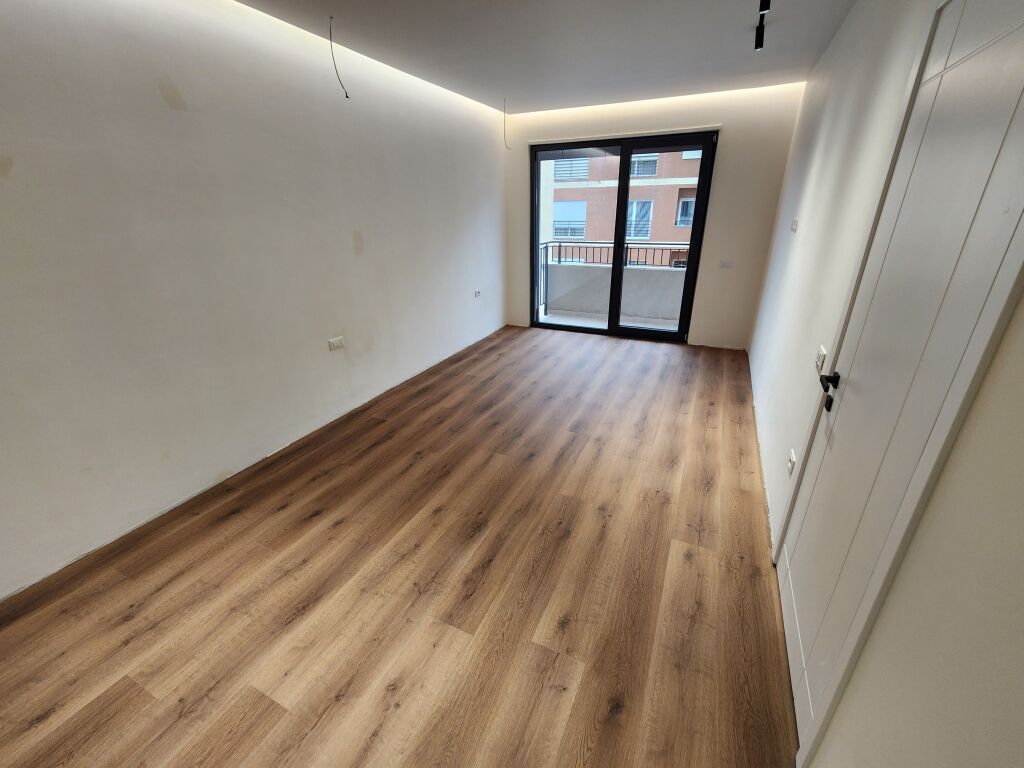 Shitet,Apartament 2+1 me Post Parkimi, Liqeni i Thate