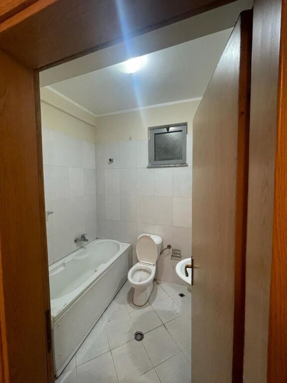 Apartament 2+1+2 + Ballkon me qira – Rruga Teodor Keko, Astir !