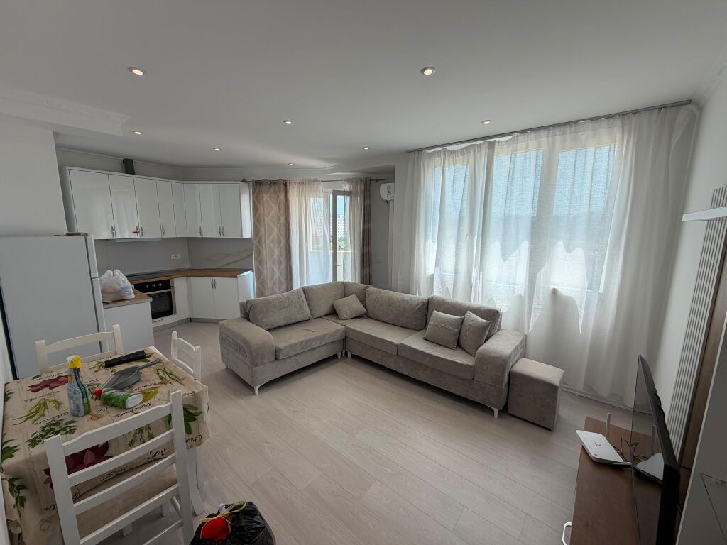 Jepet me qera 1+1 Adresq : Astir Gren City  E mobiluar  Kati 5  Cmimi 450€