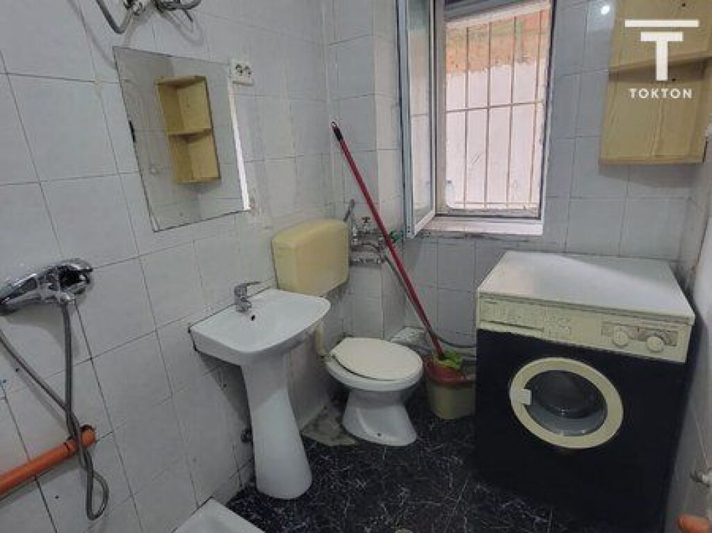 QIRA, GARSONIERE , TEK SHKOLLA "XHEMZI DELLI" , TIRANE