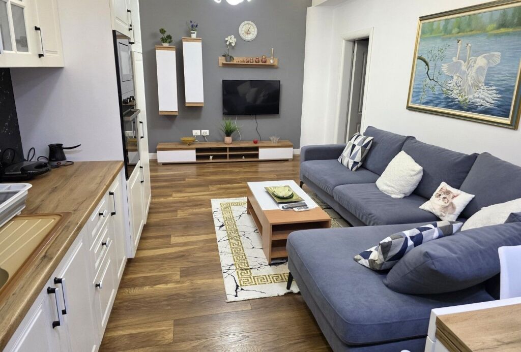 apartament me qira dy minuta nga Blloku