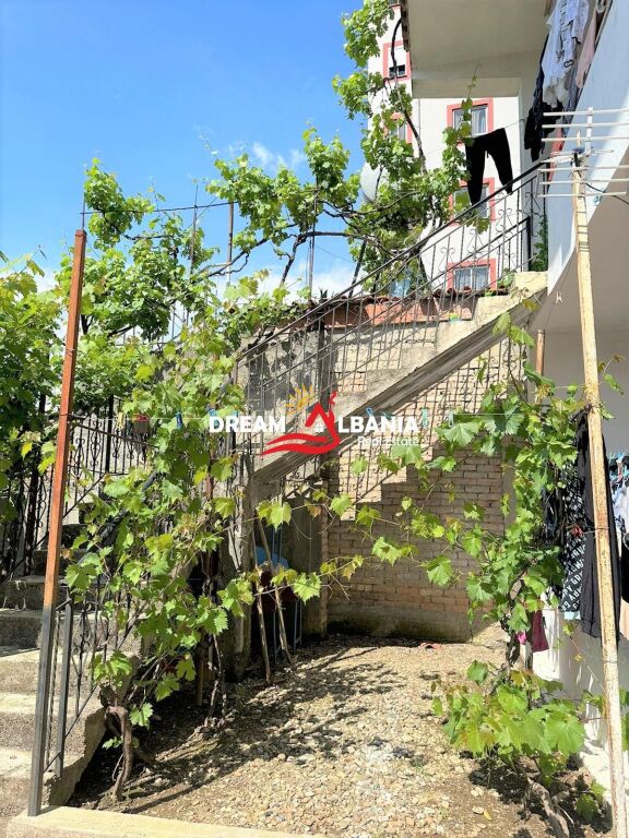 Shitet vile 2 kateshe ne fund te rruges Jordan Misja, prane shinave te Trenit (ID 4151100)
