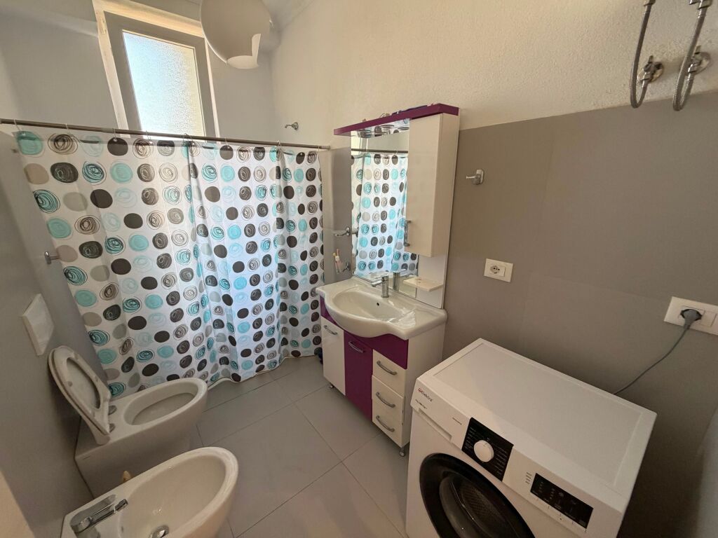 Jepet me qera 1+1 Adresq : Astir Gren City  E mobiluar  Kati 5  Cmimi 450€