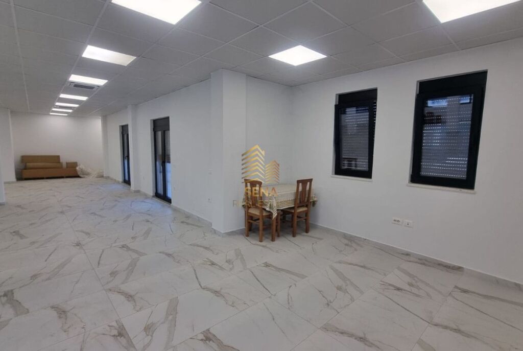 Qira, Ambient Biznesi 350m², Rrethrrotullimi i TEG,  3000 Euro/Muaj Neto