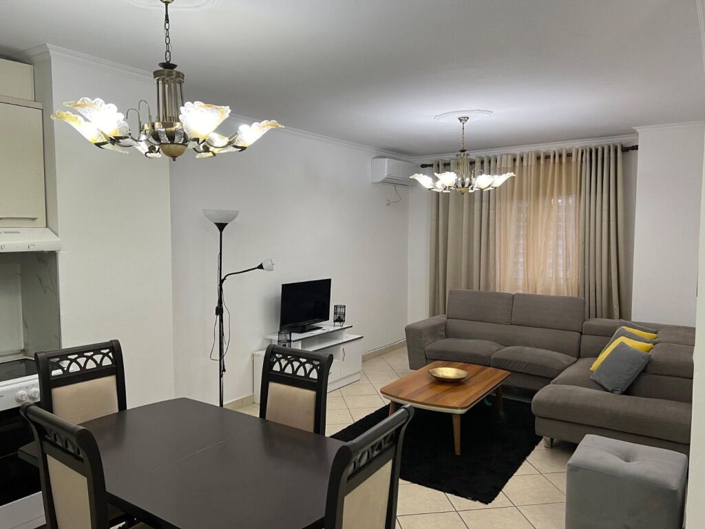 Jepet me qera apartament 2+1+2 Tek Komuna e Parisit