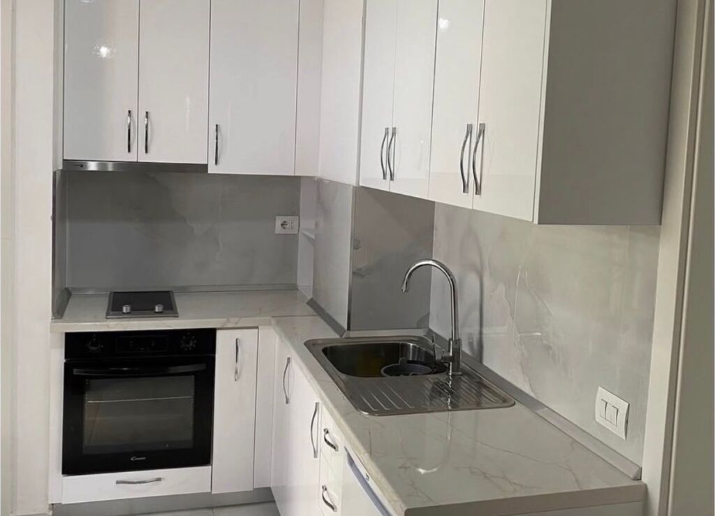 🏠 Jepet me qera apartament 1+1 në zonën e Ali Demit, Mangalem 21, Tiranë