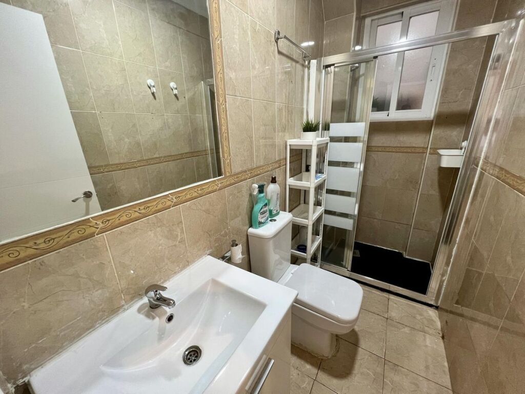 Vasil Shanto- jepet me qera apartament 1+1.