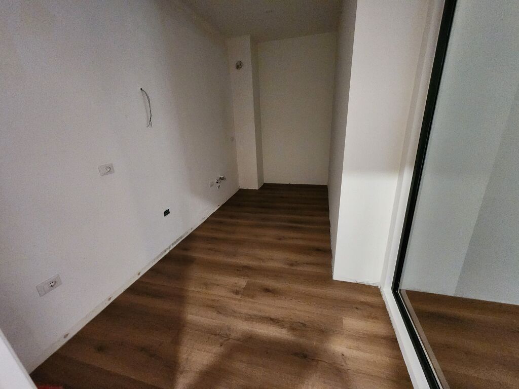 Shitet,Apartament 2+1 me Post Parkimi, Liqeni i Thate