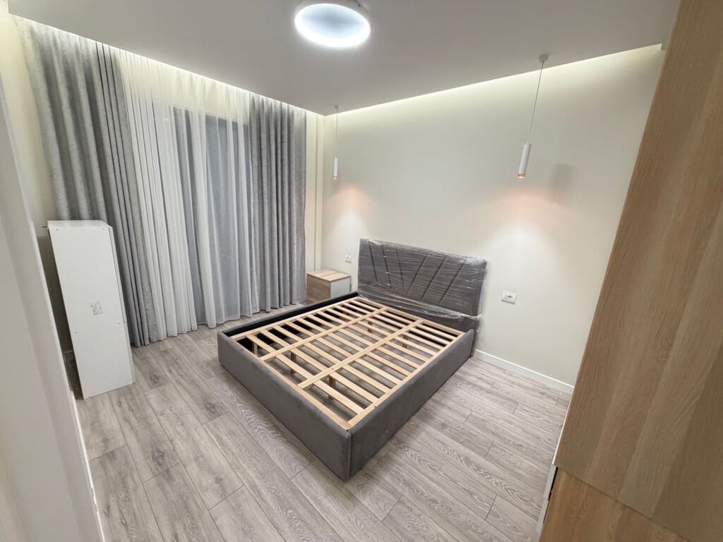 🏡 Affittasi super appartamento 2+1 + 2 bagni  📍 Via “5 Maji, Tirana”, complesso nuovo 🏢 4° piano, con 2 ascensori ✨ Mai abitato prima 🛋️ Super lusso, arredato con molto gusto  💶 Prezzo: 65000 lek al mese 