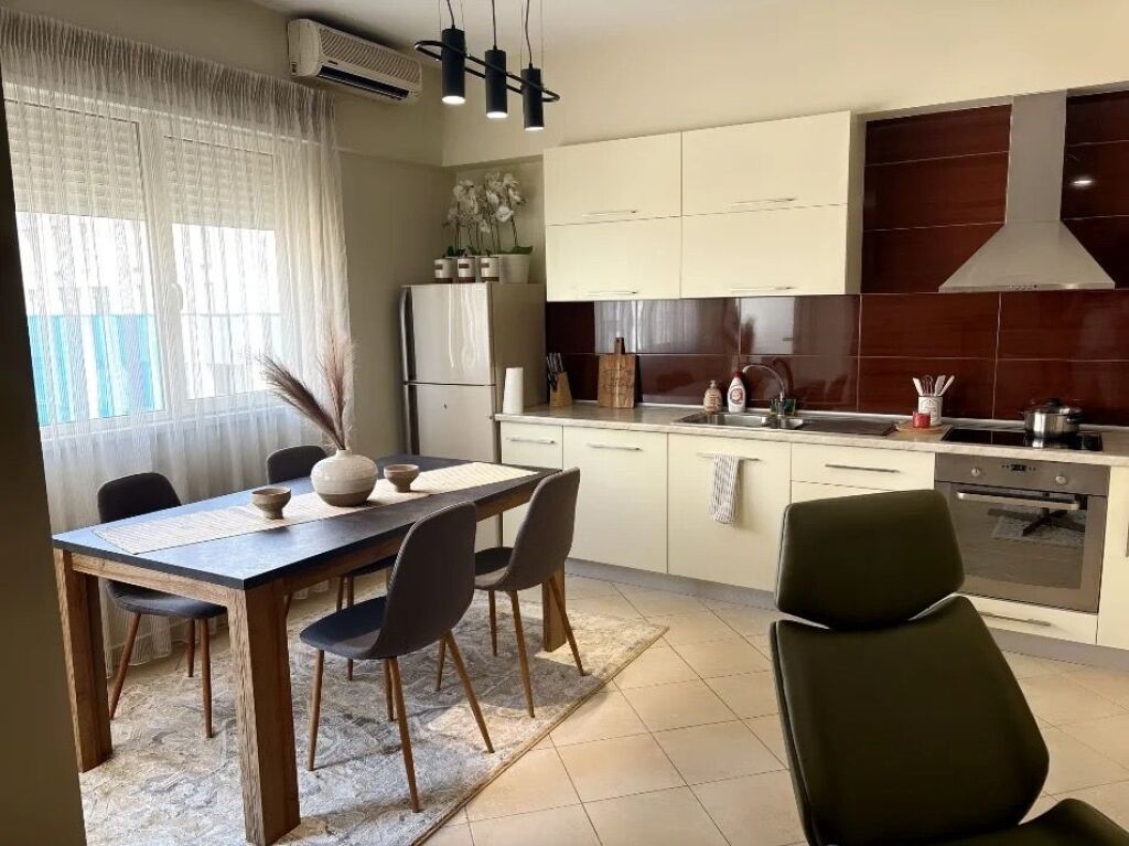 Jepet apartament 1+1 me qira tek Komuna e Parisit , tek Kompleksi Kristal Center .