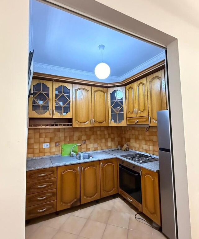 📌Shitet Apartament 1+1 – Rruga Ali Demi (pranë Tregut të Ri Elektrik)