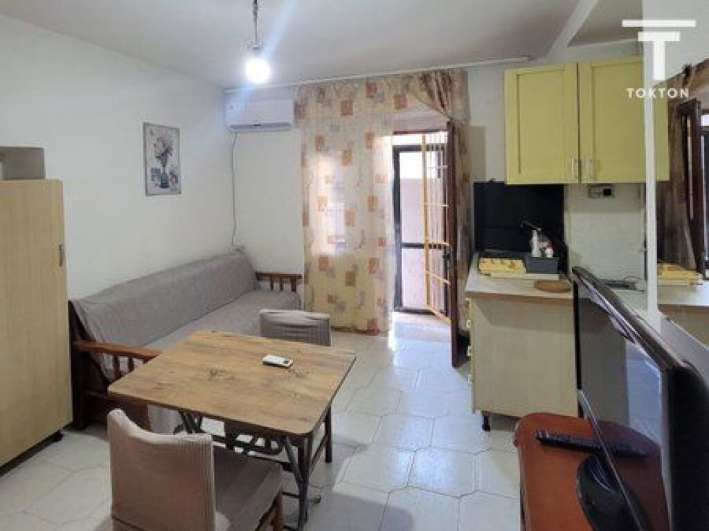 QIRA, GARSONIERE , TEK SHKOLLA "XHEMZI DELLI" , TIRANE