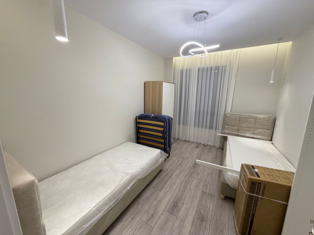 🏡 Affittasi super appartamento 2+1 + 2 bagni  📍 Via “5 Maji, Tirana”, complesso nuovo 🏢 4° piano, con 2 ascensori ✨ Mai abitato prima 🛋️ Super lusso, arredato con molto gusto  💶 Prezzo: 65000 lek al mese 