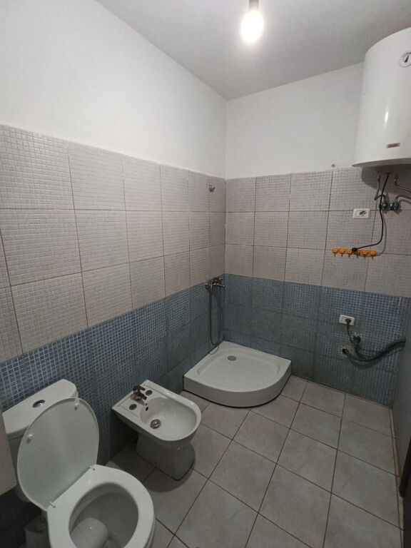 Shitet Apartament 1+1