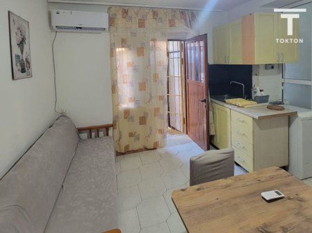 QIRA, GARSONIERE , TEK SHKOLLA "XHEMZI DELLI" , TIRANE