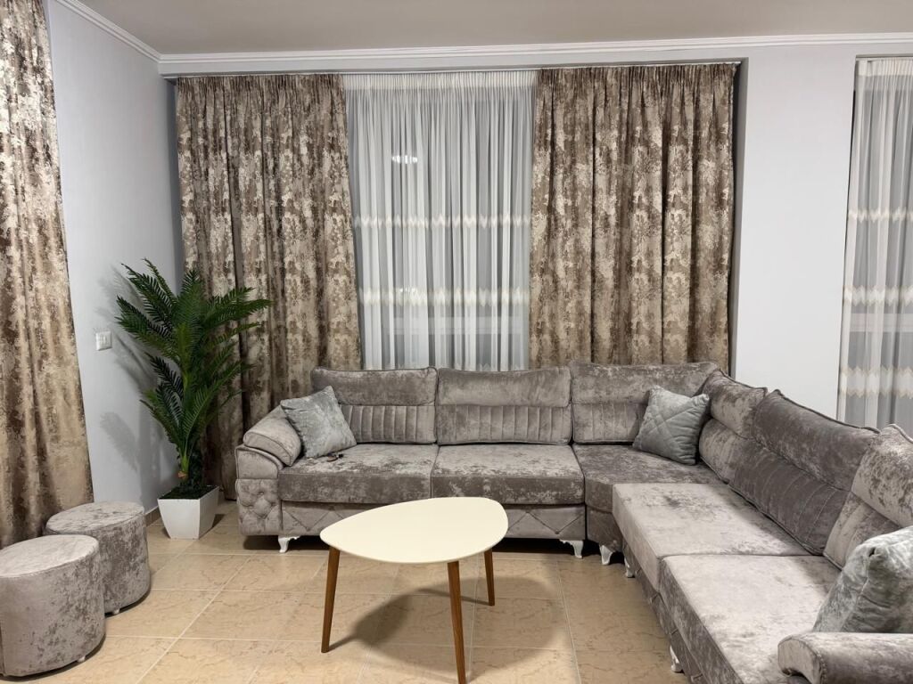 🏢Bulevardi i Ri,Rruga Filip Jano rents apartment 2+1+2+2 parking spaces, furnished.85,000Leke