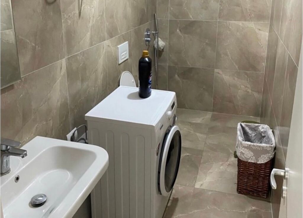🏠 Jepet me qera apartament 1+1 në zonën e Ali Demit, Mangalem 21, Tiranë