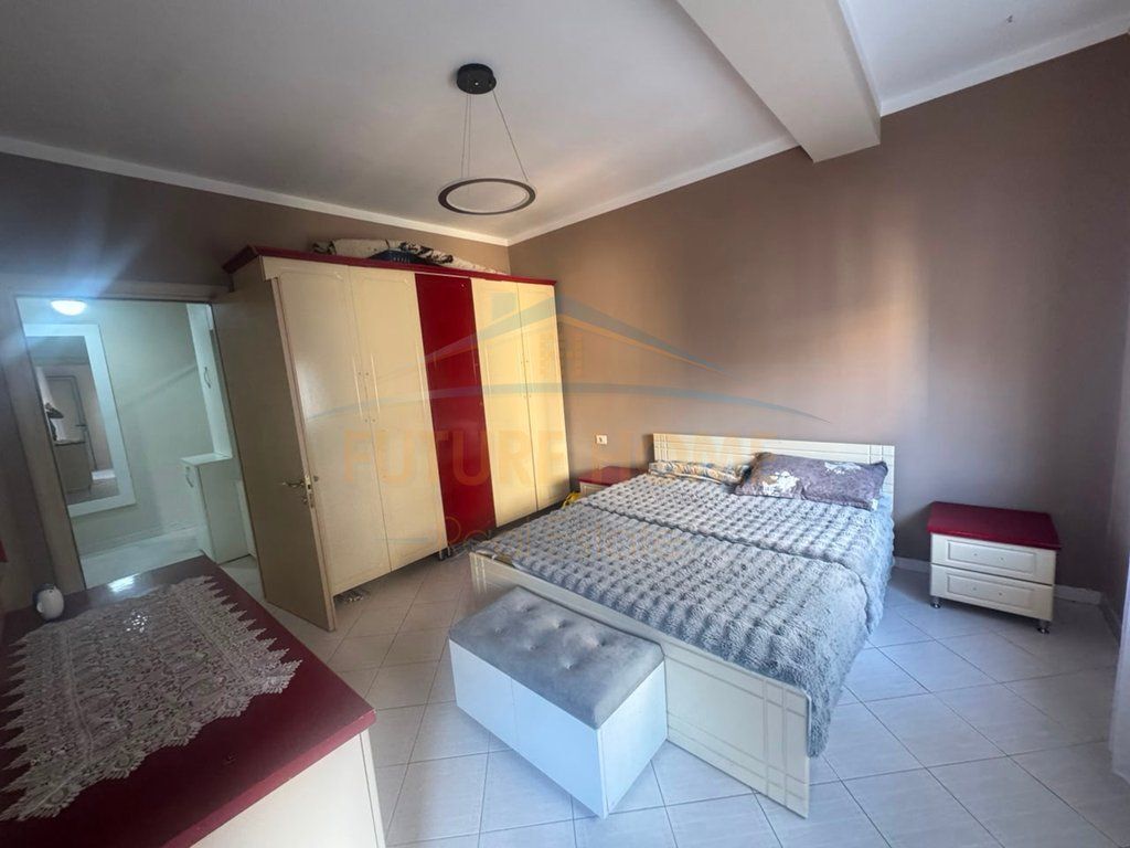 Shes, Apartament 1+1, Unaza Re