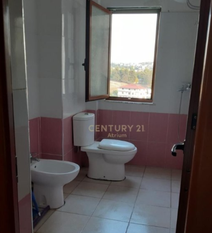 POLIGRAFIKU NE SHKOZE, APARTAMENT 1+1, ME QIRA