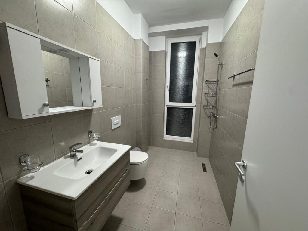 🏢Bulevardi i Ri,Rruga Filip Jano rents apartment 2+1+2+2 parking spaces, furnished.85,000Leke