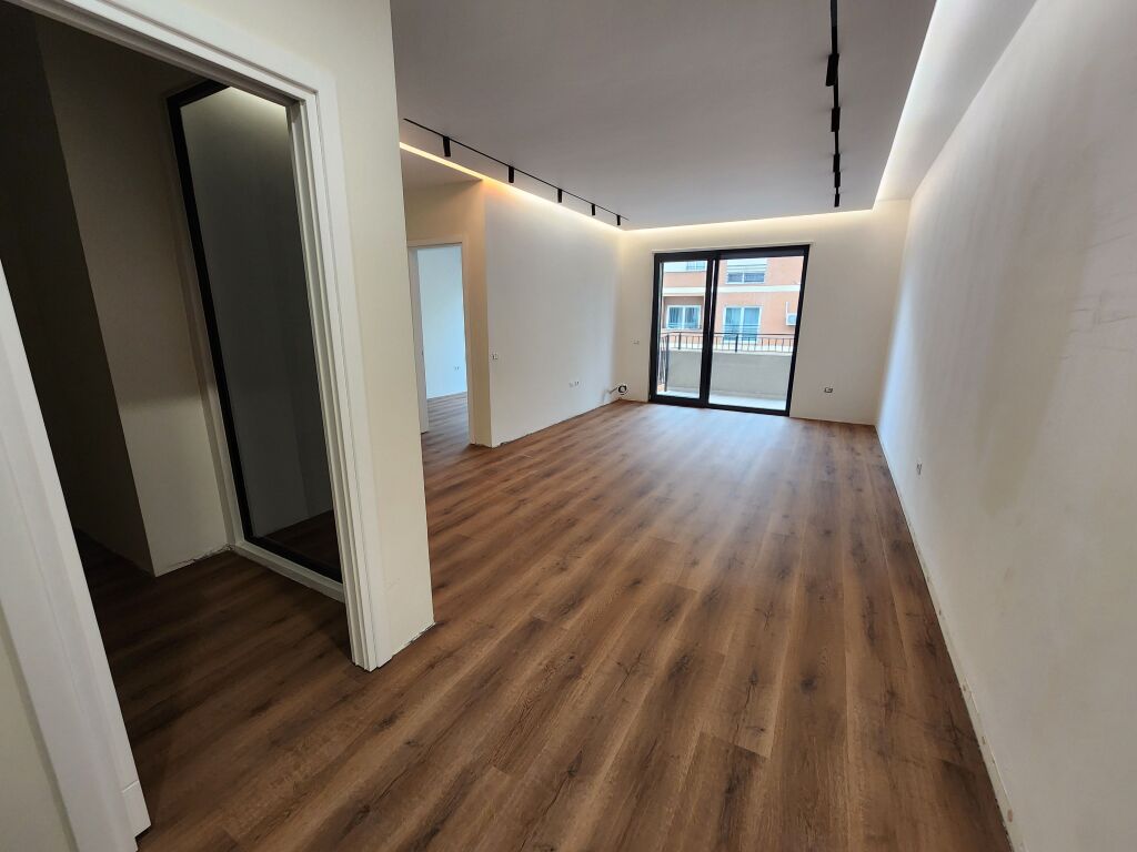 Shitet,Apartament 2+1 me Post Parkimi, Liqeni i Thate