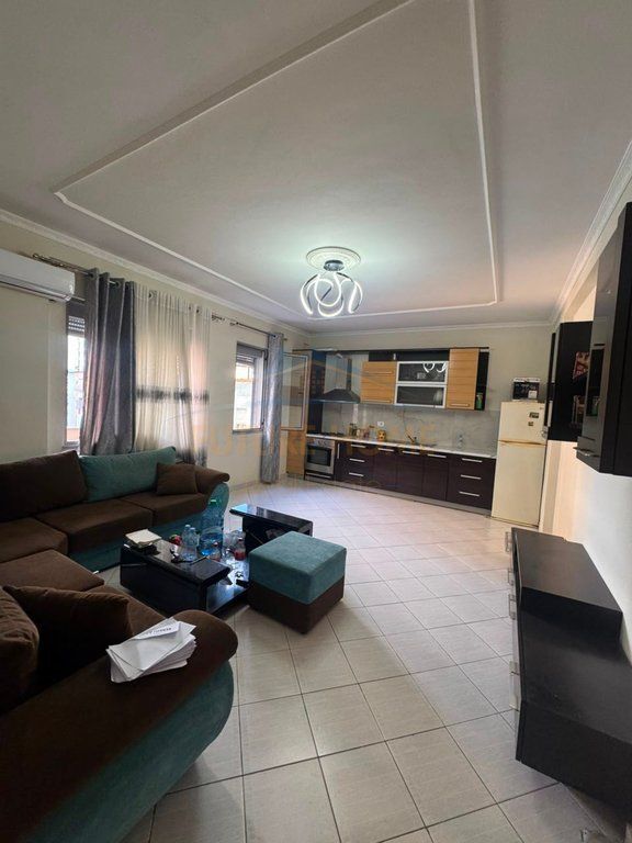 Shes, Apartament 1+1, Unaza Re