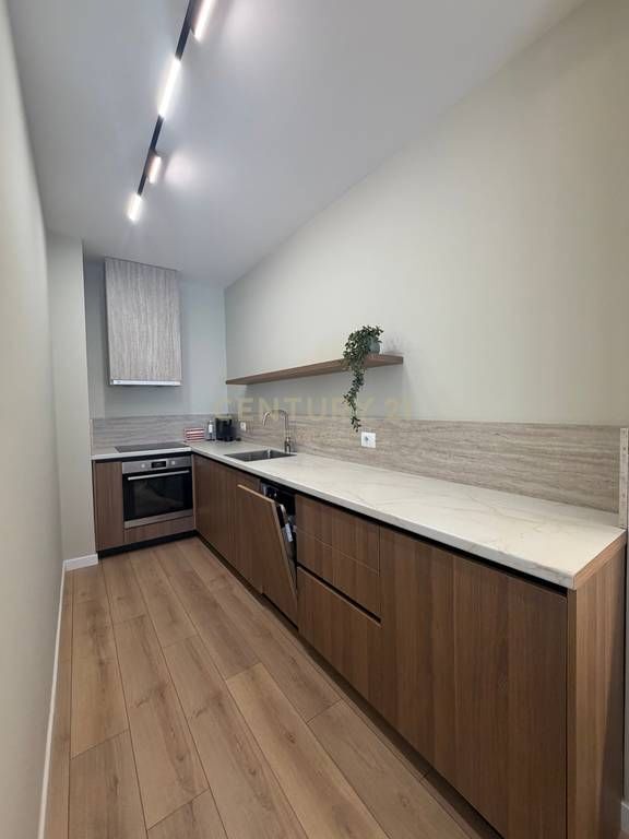 RRUGA E BARRIKADAVE, JAPIM APARTAMENT 1+1 PER QIRA!