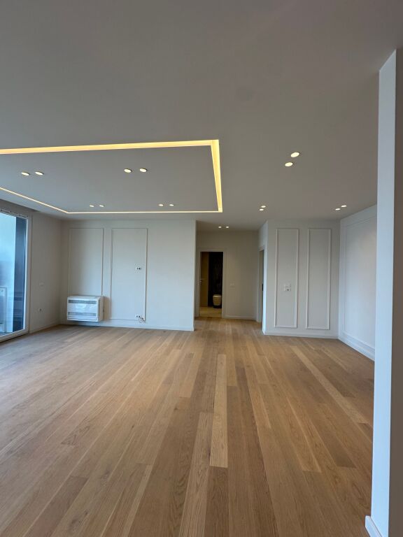 Apartament 3+1 per shitje pranë Pallatit te Brigadave.