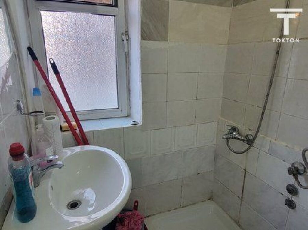 QIRA, GARSONIERE , TEK SHKOLLA "XHEMZI DELLI" , TIRANE