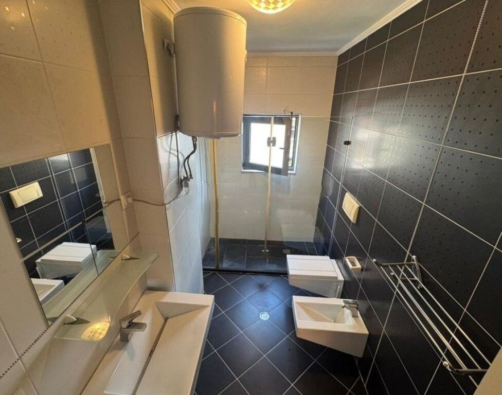 Jepet me Qira Apartament 2+1+2 në Rrugën e Kosovarëve