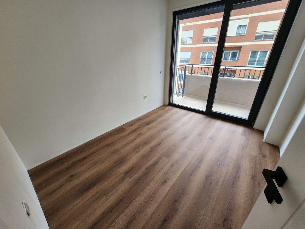 Shitet,Apartament 2+1 me Post Parkimi, Liqeni i Thate