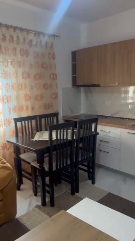 Qera | Shtëpi private 2 + 1 | Rruga Njazi Meka | 400 €/muaj