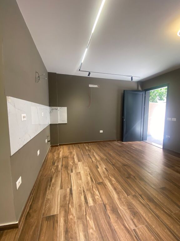 🏢 LOCALE COMMERCIALE IN VENDITA – 21 Dhjetori, vicino a Square 21