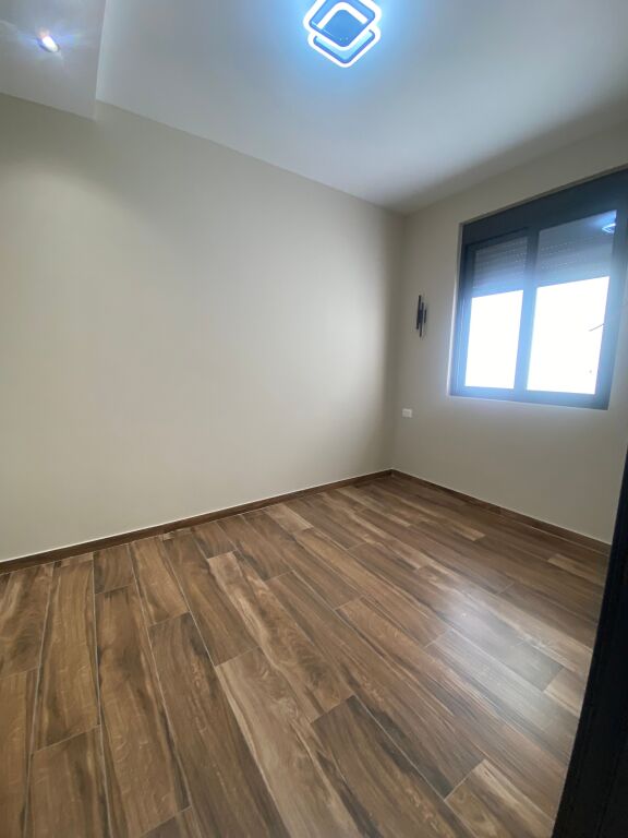 🏢 LOCALE COMMERCIALE IN VENDITA – 21 Dhjetori, vicino a Square 21