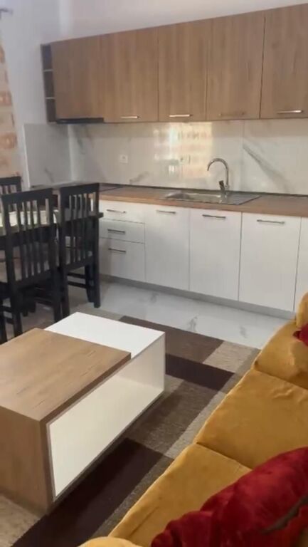 Qera | Shtëpi private 2 + 1 | Rruga Njazi Meka | 400 €/muaj