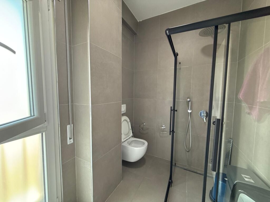 For rent modern 2+1 apartment on Rruga e Dibrës, near institutions, new complex