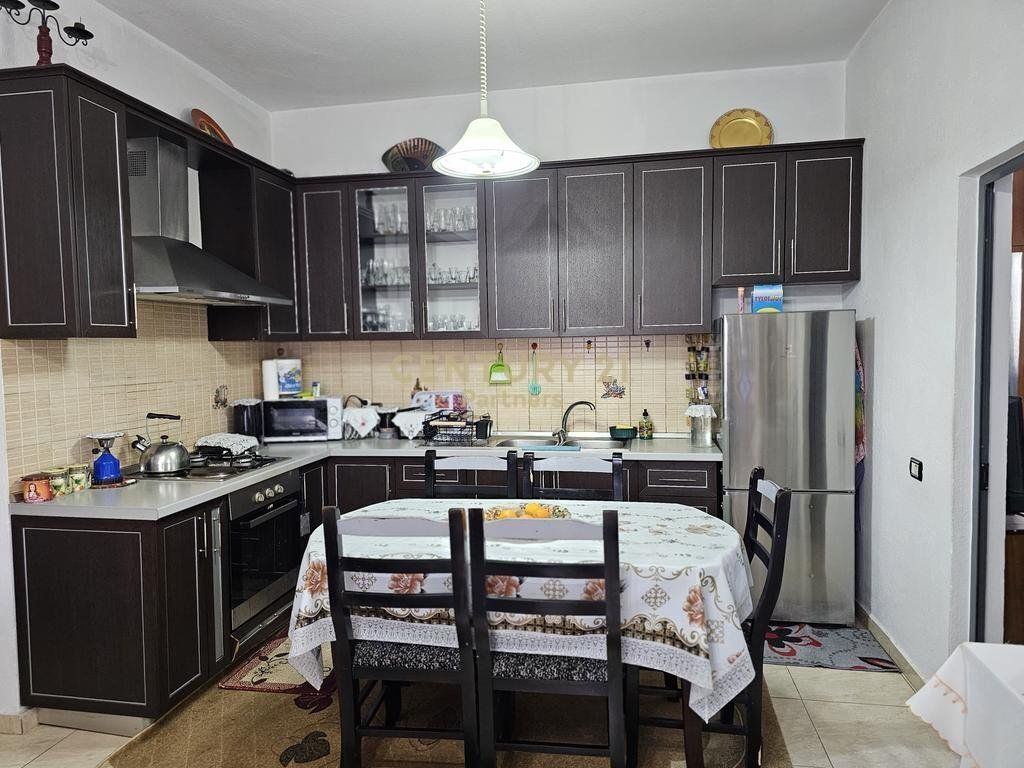 Private 2-story villa for sale on Jordan Misja street 350,000 €