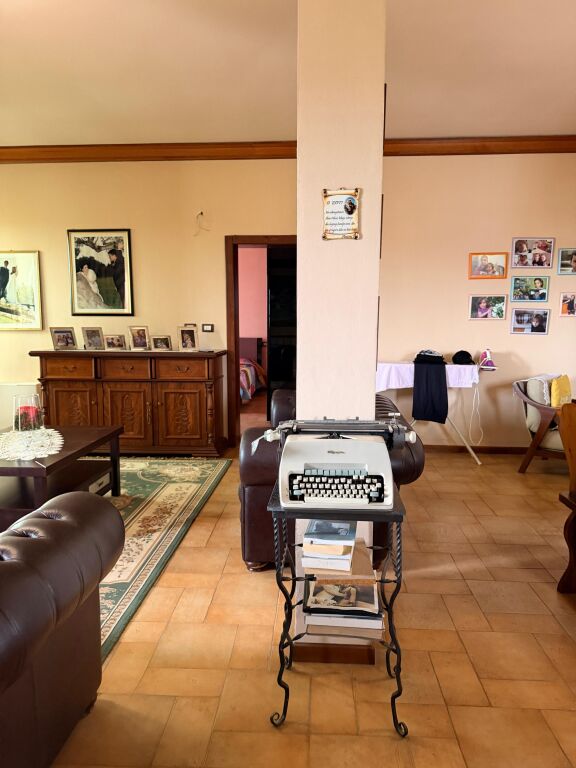 Shitet Vilë 3-Katëshe me 1533 m2 Truall – Kavajë, Rruga Dytësore