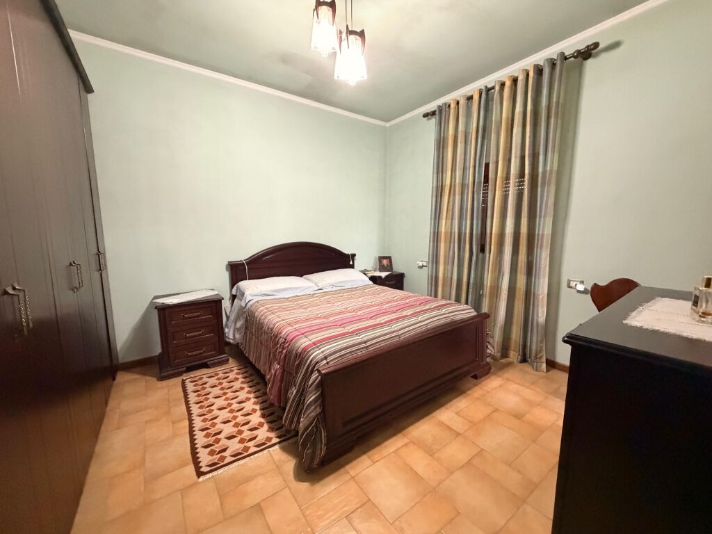 Shitet Vilë 3-Katëshe me 1533 m2 Truall – Kavajë, Rruga Dytësore
