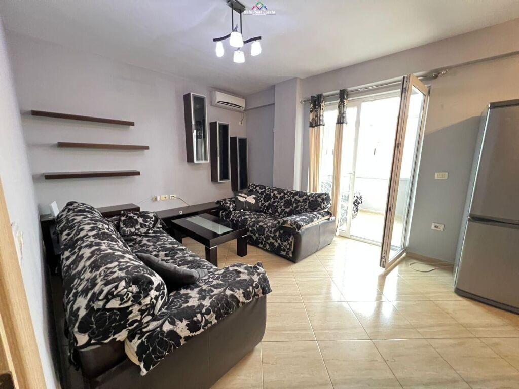 Jepet apartament 1+1+verande me qera tek Rruga Jordan Misja , prane Green Bar !