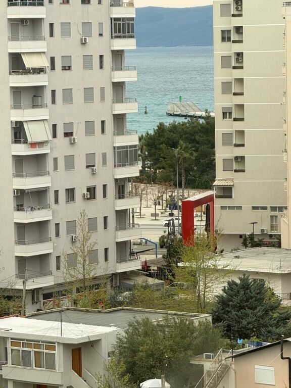 Lungomare Vlore_Vendesi in vendita 2+1+Posto auto, arredato